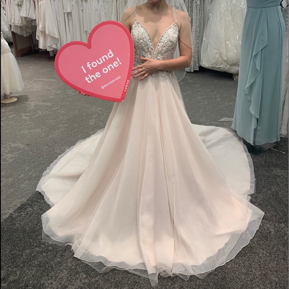 Never worn wedding gown! - Picture 1 of 4